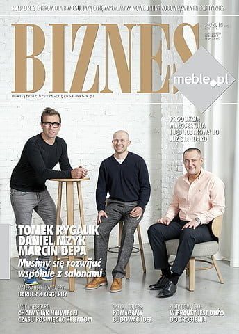 Okładka miesięcznika BIZNES.meble.pl - wydanie luty 2015. Na okładce: Daniel Mzyk - prezes Zarządu, Tomek Rygalik - dyrektor kreatywny, Marcin Depa - dyrektor handlowy w firmie Paged Meble.
