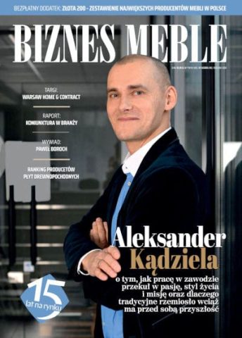 Okładka miesięcznika BIZNES.meble.pl - wydanie listopad 2025. Na okładce: Aleksander Kądziela, mistrz tapicerstwa, audytor, nauczyciel, rzeczoznawca i biegły sądowy, założyciel marki AK DESIGN. Fot. Adrianna Sikorska.