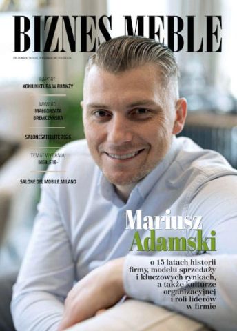 Okładka miesięcznika BIZNES MEBLE - wydanie czerwiec-lipiec 2026. Na okładce: Mariusz Adamski, właściciel Adams Group.