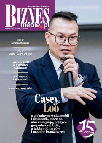 Okładka miesięcznika BIZNES.meble.pl - wydanie październik 2025. Na okładce: Casey Loo, przewodniczący The International Alliance of Furnishing Publications, wydawca i redaktor naczelny Furniture & Furnishing Export International.