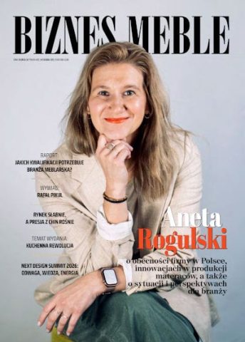 Okładka miesięcznika BIZNES MEBLE - wydanie sierpień 2026. Na okładce: Aneta Rogulski, członkini Zarządu i dyrektor handlowy w firmie Fey.