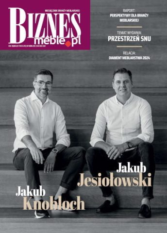 Okładka miesięcznika BIZNES.meble.pl - wydanie styczeń 2024. Na okładce od lewej: Jakub Knobloch i Jakub Jesiołowski, właściciele firmy Motiv Home. Fot. PION STUDIO.