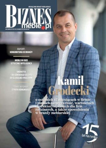 Okładka miesięcznika BIZNES.meble.pl - wydanie czerwiec-lipiec 2025. Na okładce Kamil Grodecki, dyrektor generalny AMIX. Fot. Tomasz Markowski.