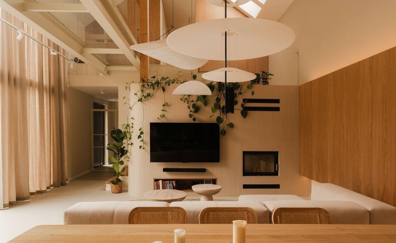 Dom na skraju lasu, a w nim salon ze szklanym pomostem